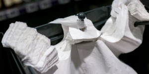 Supermarchés : les sacs plastiques seront-ils interdits dès le 1er janvier ?