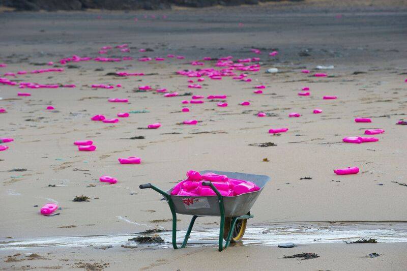 Des milliers de bidons de lessive s'échouent sur une plage d'Angleterre