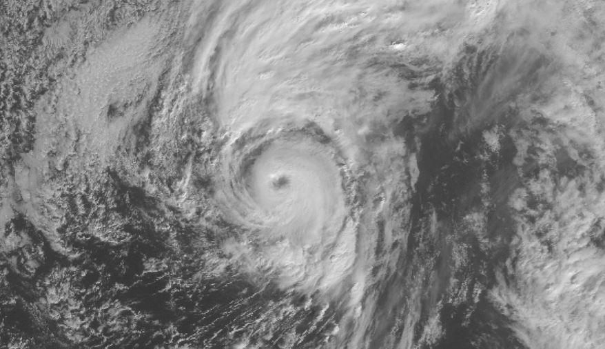 Rarissime : la tempête Alex se tranforme en ouragan dans l'Atlantique