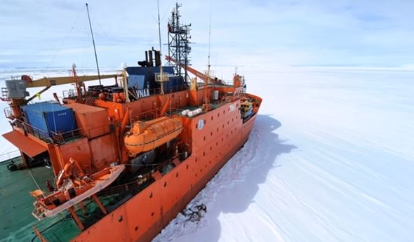 Antarctique : un brise-glace australien s'échoue après une tempête