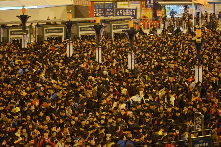 Chine : près de 100 000 voyageurs bloqués à la gare de Canton