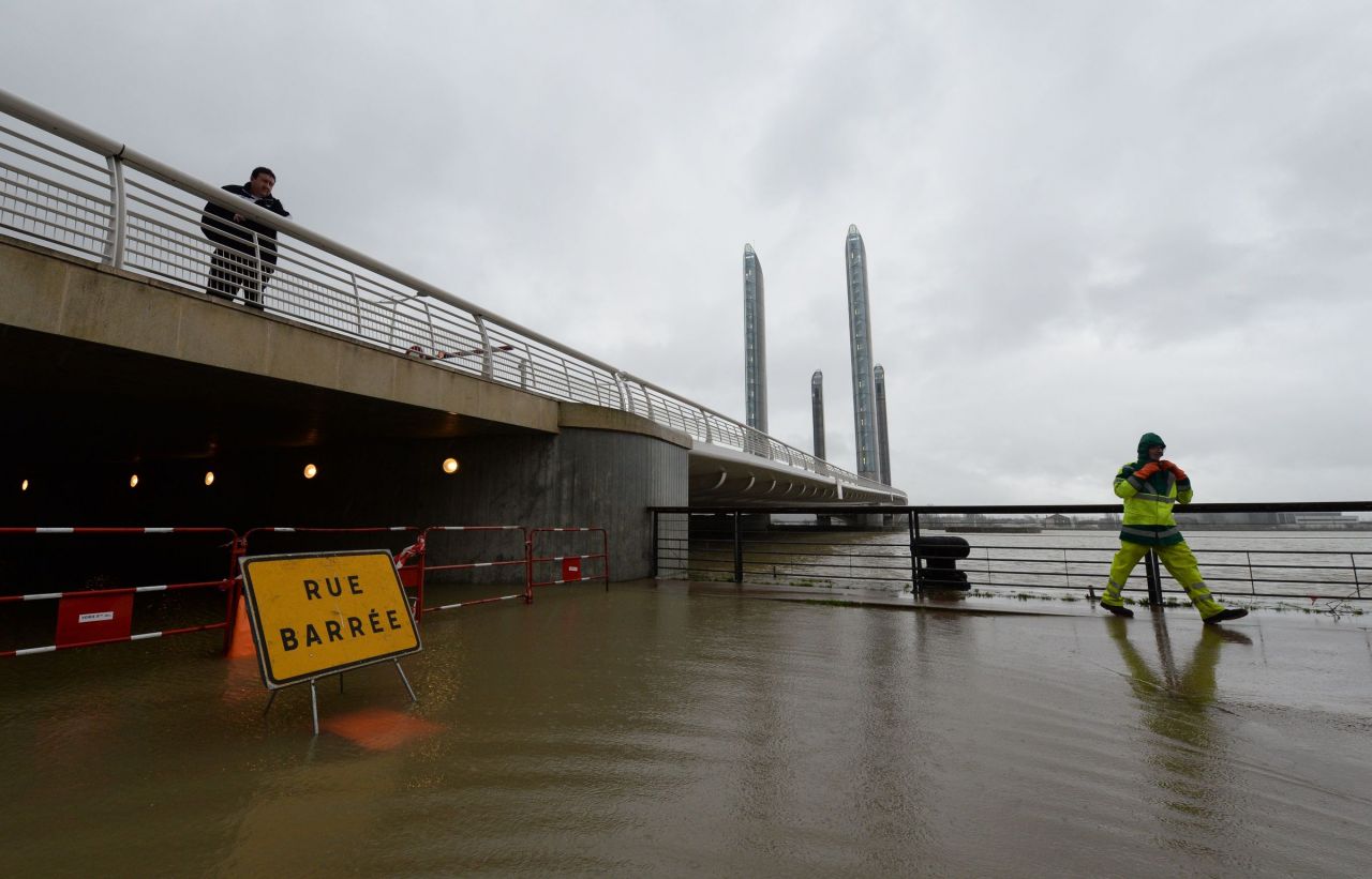 Inondations : cinq départements de l'Ouest et du Sud-Ouest en alerte