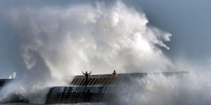 VIDEO. Bretagne : l'impressionnant sauvetage d'un couple emporté par les vagues