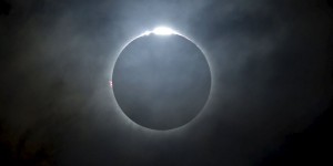 EN IMAGES. Eclipse solaire en Indonésie et dans une partie du Pacifique