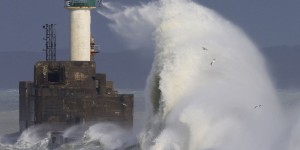 Météo : quatre départements du littoral en alerte aux vagues ou vents violents