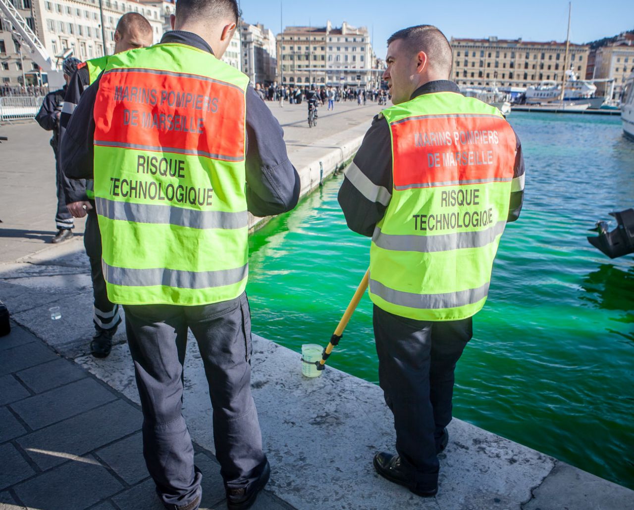 Marseille : quand  l'eau du Vieux-Port a viré au vert