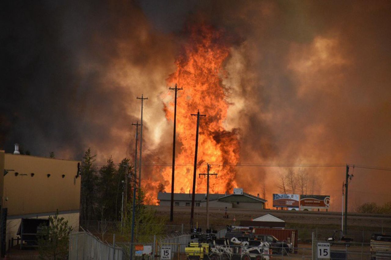 EN IMAGES. Canada : un incendie géant menace la ville de Fort McMurray