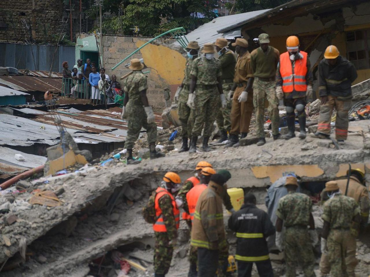 Kenya : un bébé retrouvé vivant dans l'immeuble effondré à Nairobi
