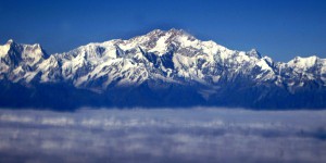 Népal : deux Britanniques gravissent l'Everest, un an après le séisme