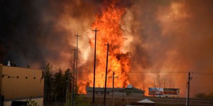 VIDEO. Canada : la ville de Fort McMurrray désertée et ravagée par le feu
