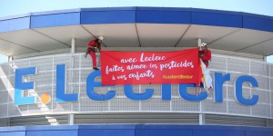 Bois d'Arcy : action éclair de Greenpeace contre les pesticides dans un hyper Leclerc