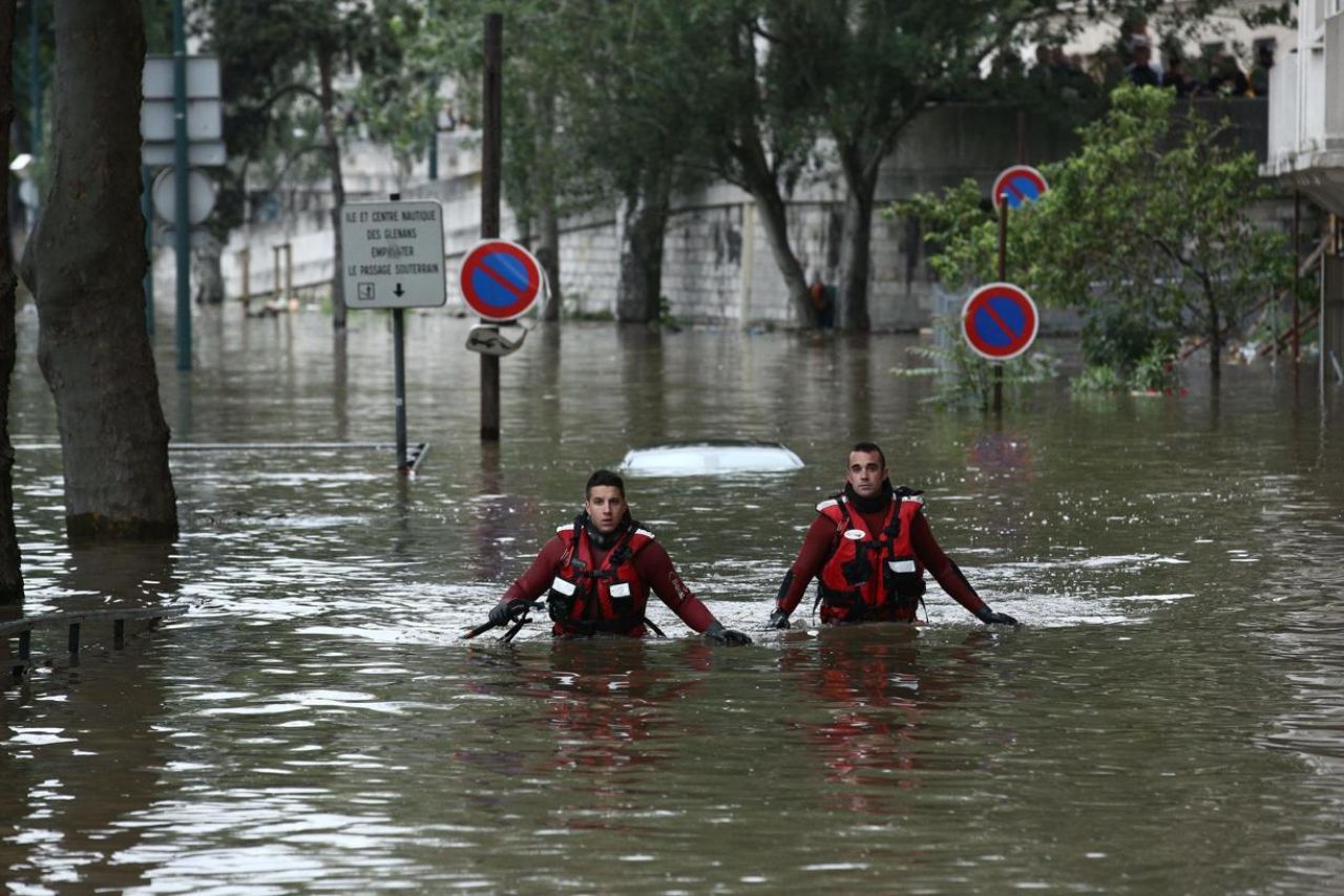 EN DIRECT. Inondations : la Seine baisse à Paris, 18 départements en vigilance orange