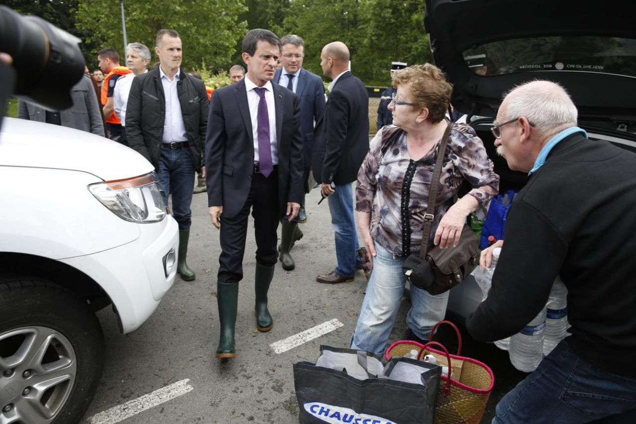 Inondations : Valls promet « plusieurs millions d'euros » pour les sinistrés