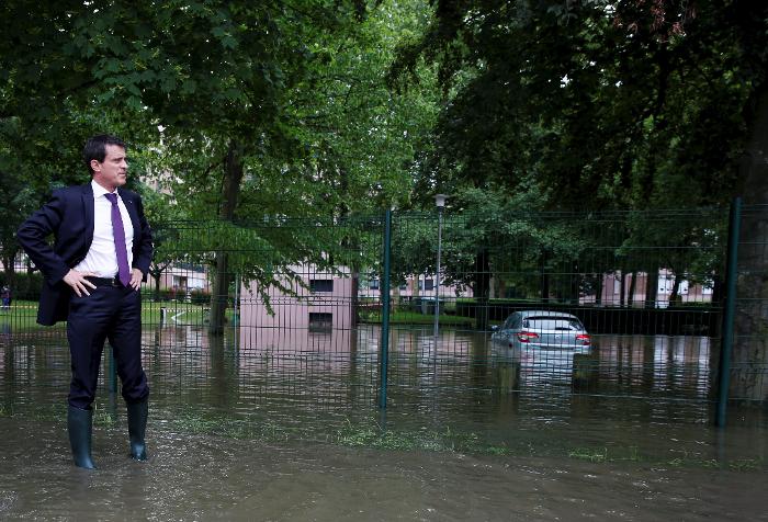 Valls : «500 euros en moyenne par foyer» sinistré par les inondations