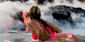 VIDEO. Hawaï : elle surfe au plus près d'un volcan en éruption