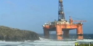 VIDEO. Une plateforme pétrolière s'échoue sur une île écossaise