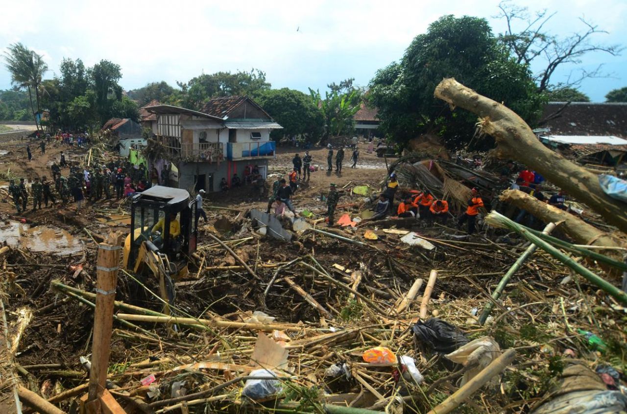 EN IMAGES. Indonésie : inondations et glissements de terrain meurtriers