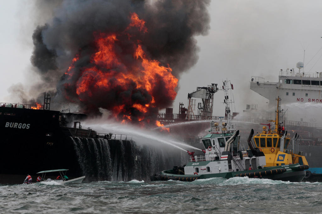 EN IMAGES. Un super-tanker en feu dans le golfe du Mexique