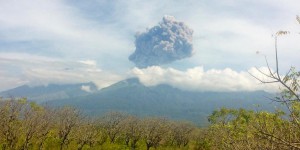 Indonésie : près de 400 touristes étrangers recherchés après l'éruption d'un volcan