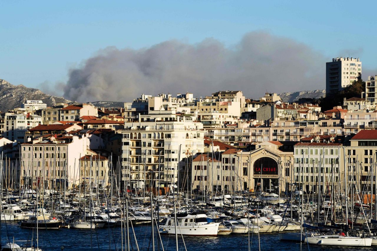 Marseille : incendie fixé et bientôt maîtrisé près des Calanques