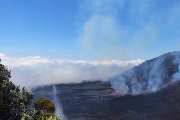VIDEOS. La Réunion : le Piton de la Fournaise entre en éruption pour la deuxième fois de l'année