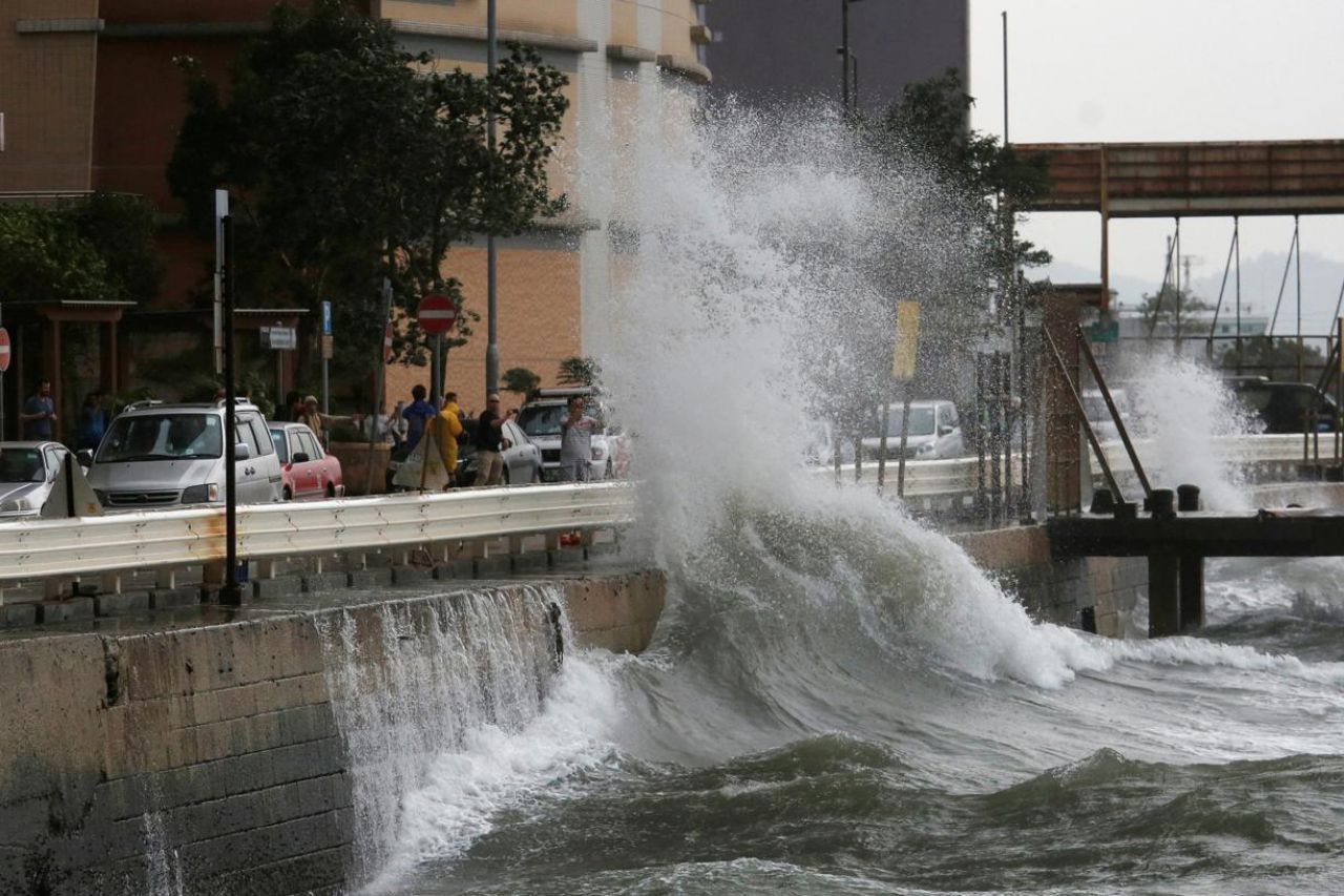 EN IMAGES. Hong Kong : le typhon Haima fait huit blessés