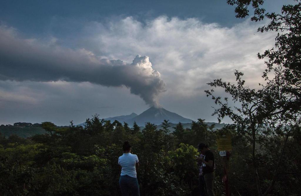 EN IMAGES. Mexique : le volcan Fuego en éruption, 400 personnes évacuées