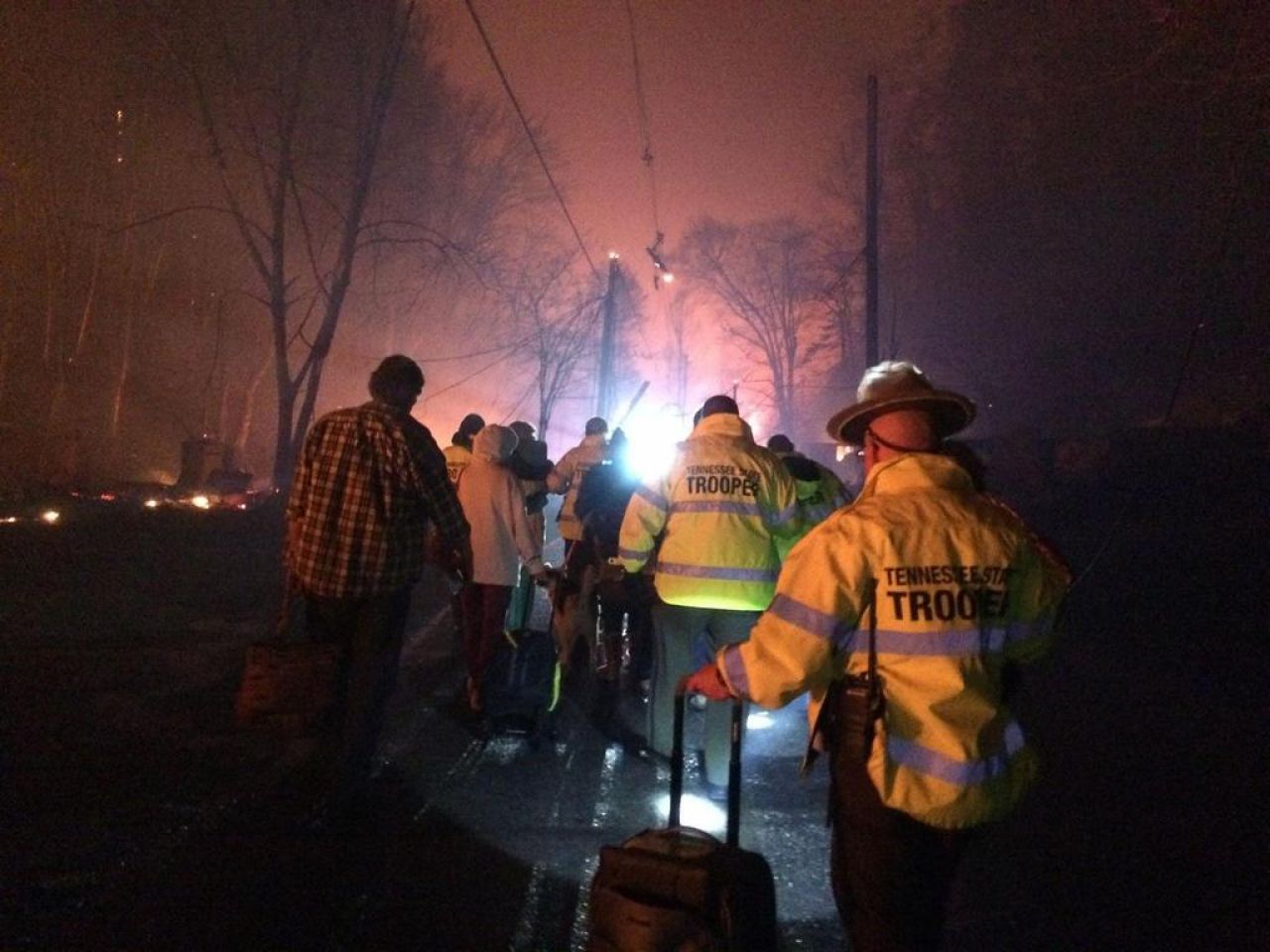 Tennessee : des incendies font trois morts et menacent le parc à thème de Dolly Parton