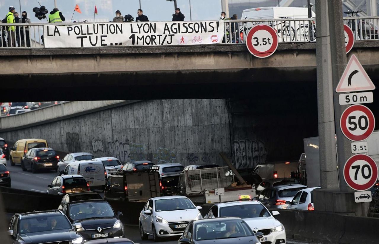EN IMAGES. Des Lyonnais manifestent contre la pollution en pleine alerte aux particules