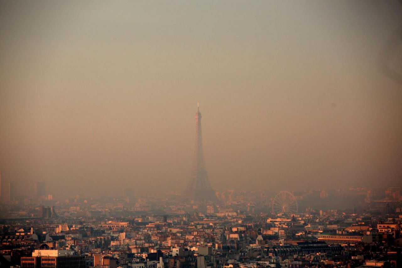 EN IMAGES. Pic de pollution : Paris dans le brouillard 
