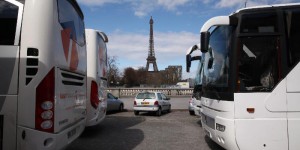 Paris : les autocars manifestent contre la hausse des tarifs de stationnement