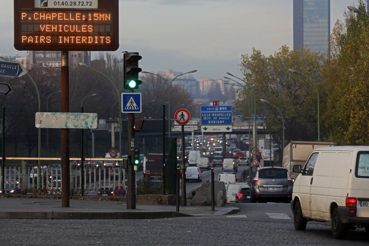 Troisième jour de circulation alternée à Paris : un appel au «civisme» lancé 
