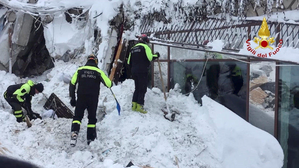 Avalanche en Italie : entre 25 et 30 personnes portées disparues, les secours à pied d'oeuvre