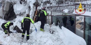 Avalanche en Italie : entre 25 et 30 personnes portées disparues, les secours à pied d'oeuvre