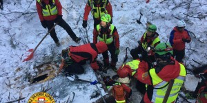 Avalanche en Italie : les secours continuent à chercher des survivants