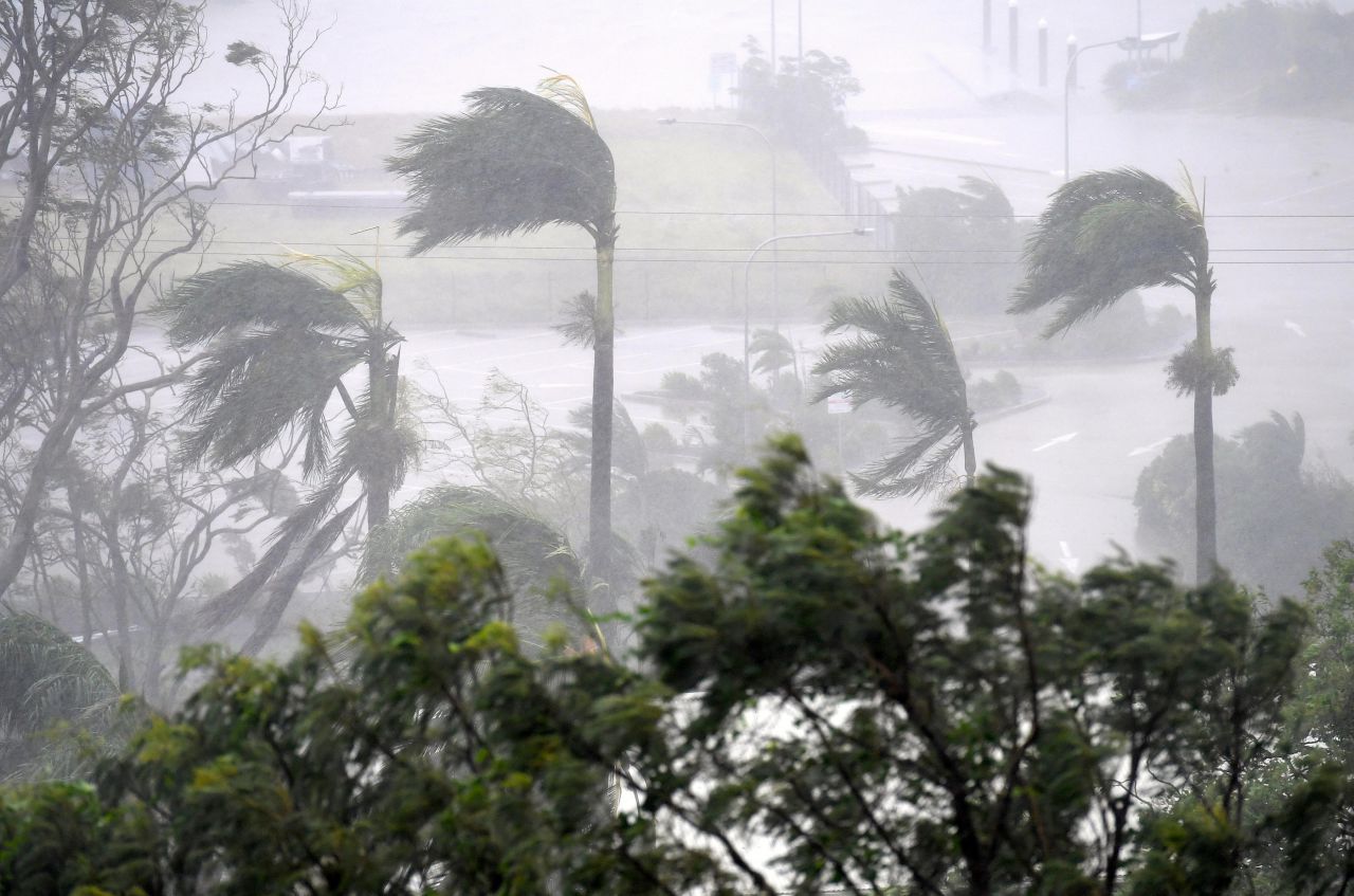 Australie : le cyclone Debbie touche terre à 260 km/h