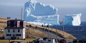 EN IMAGES. Un iceberg de 46 mètres de haut échoué sur les côtes canadiennes