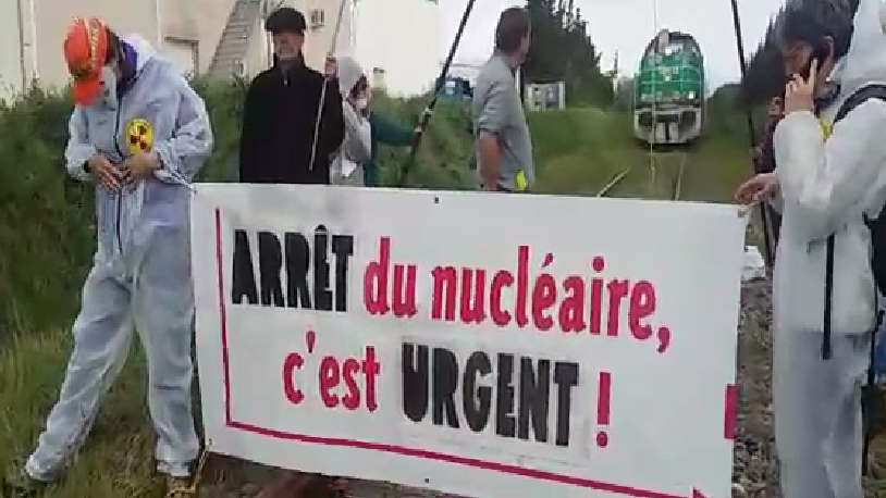 Des militants antinucléaires bloquent un train d'Areva près de Narbonne