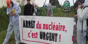 Des militants antinucléaires bloquent un train d'Areva près de Narbonne