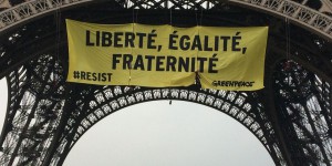 Banderole sur la tour Eiffel : pourquoi Greenpeace s'engage contre Marine Le Pen