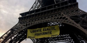 Paris : Greenpeace déploie une banderole anti-Le Pen sur la Tour Eiffel