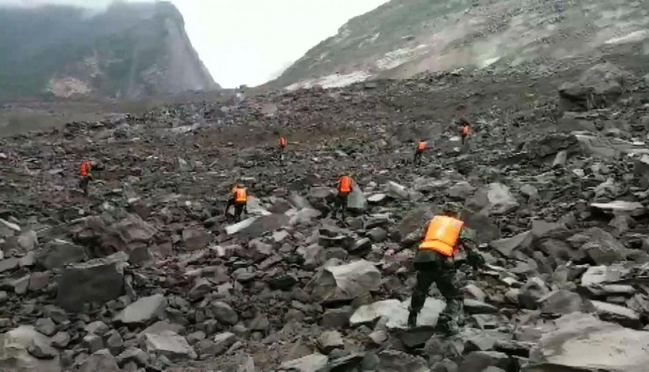 Chine : un glissement de terrain engloutit 46 maisons et fait 141 disparus