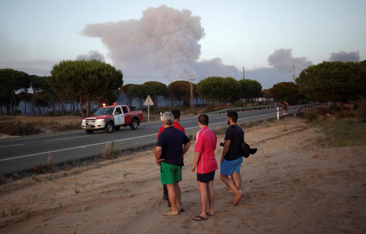 Espagne : un violent incendie menace un parc naturel en Andalousie