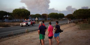 Espagne : un violent incendie menace un parc naturel en Andalousie