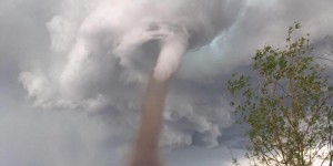 La photo virale d'un homme qui tond sa pelouse sous la menace d’une tornade