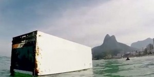 VIDEO. Rio de Janeiro : un surfeur évite de justesse un réfrigérateur 