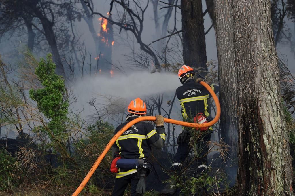 Plus de 700 pompiers luttent toujours contre l'incendie de forêt près d'Aix-en-Provence
