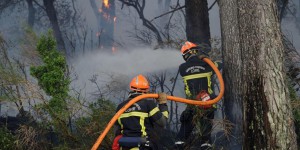 Plus de 700 pompiers luttent toujours contre l'incendie de forêt près d'Aix-en-Provence