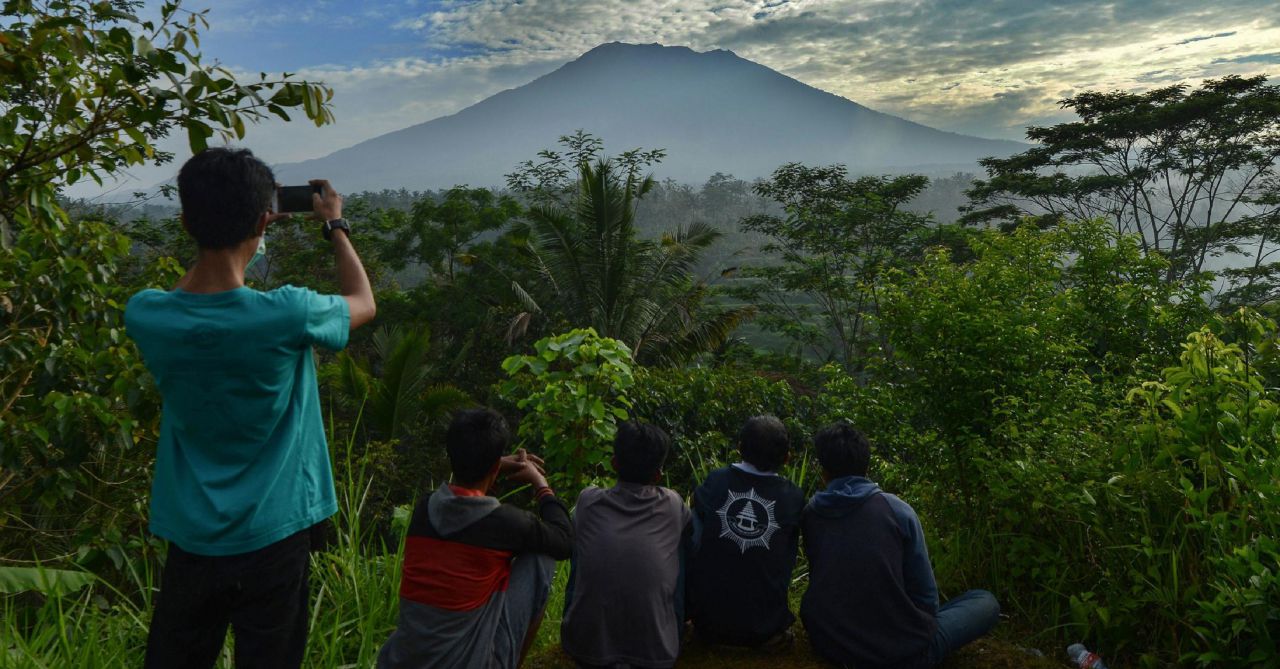 Bali : 55 000 personnes évacuées autour du volcan Agung