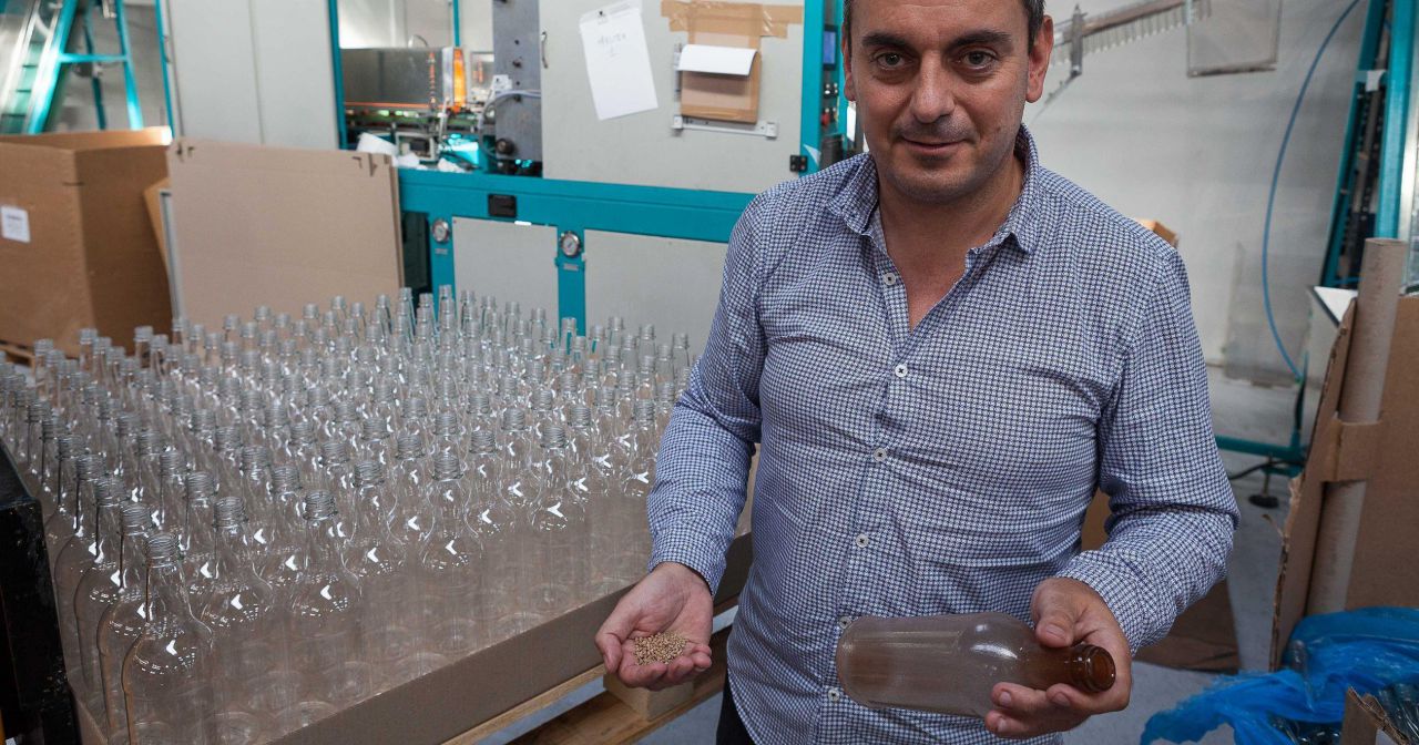 Charente-Maritime : un ingénieur a créé un plastique 100% biodégradable